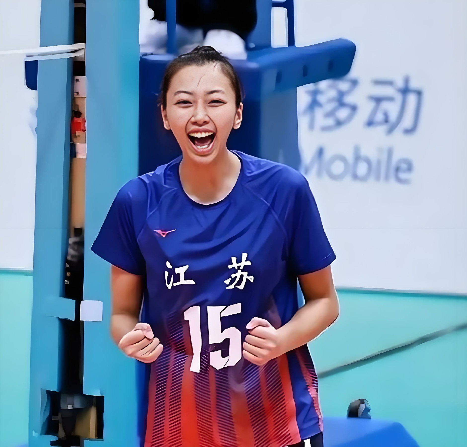 中国女排在比赛中受伤退赛，浓眉主帅表示担忧